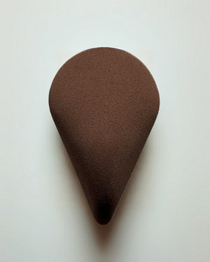 Touché Salli Ellipsa Soft Makeup Sponge i mørkebrun, elliptisk formet til præcis påføring af makeup.