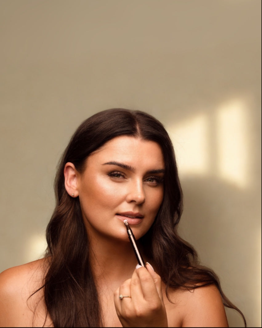 Touché Salli Essenza Six In One Brush System, et makeupbørstesystem med 6 aftagelige børstehoveder i vegansk, syntetisk hår. Ideel til makeupbegyndere og rejser.
