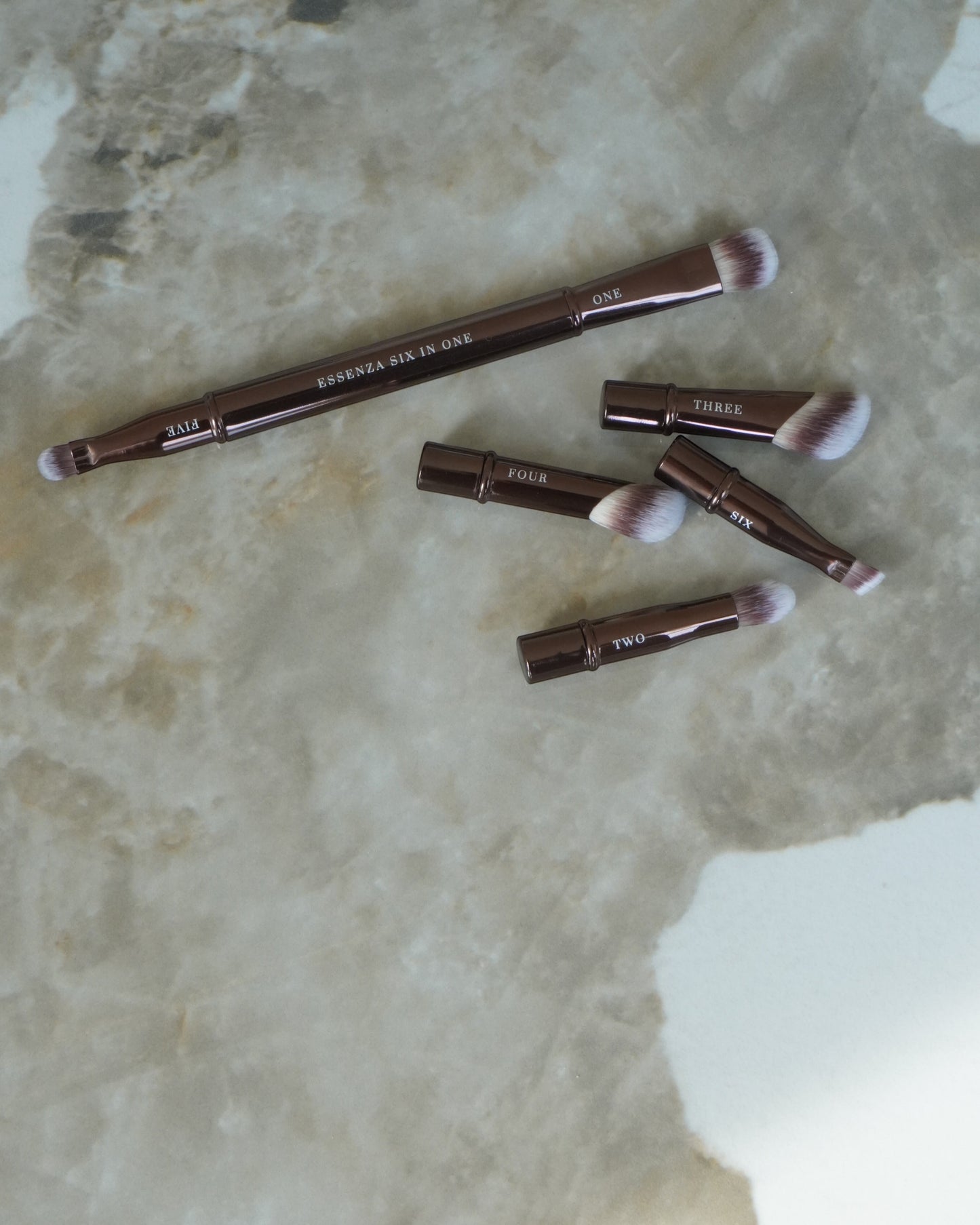 Touché Salli Essenza Six In One Brush System, et sæt af 6 makeupbørster, ideel til øjenskyggelooks, concealer, bryn og læber perfekt til rejse.