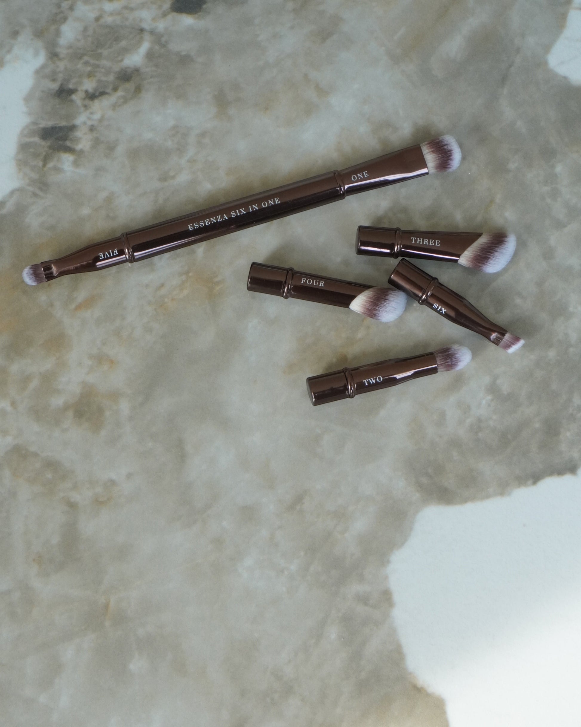 Touché Salli Essenza Six In One Brush System, et sæt af 6 makeupbørster, ideel til øjenskyggelooks, concealer, bryn og læber perfekt til rejse.