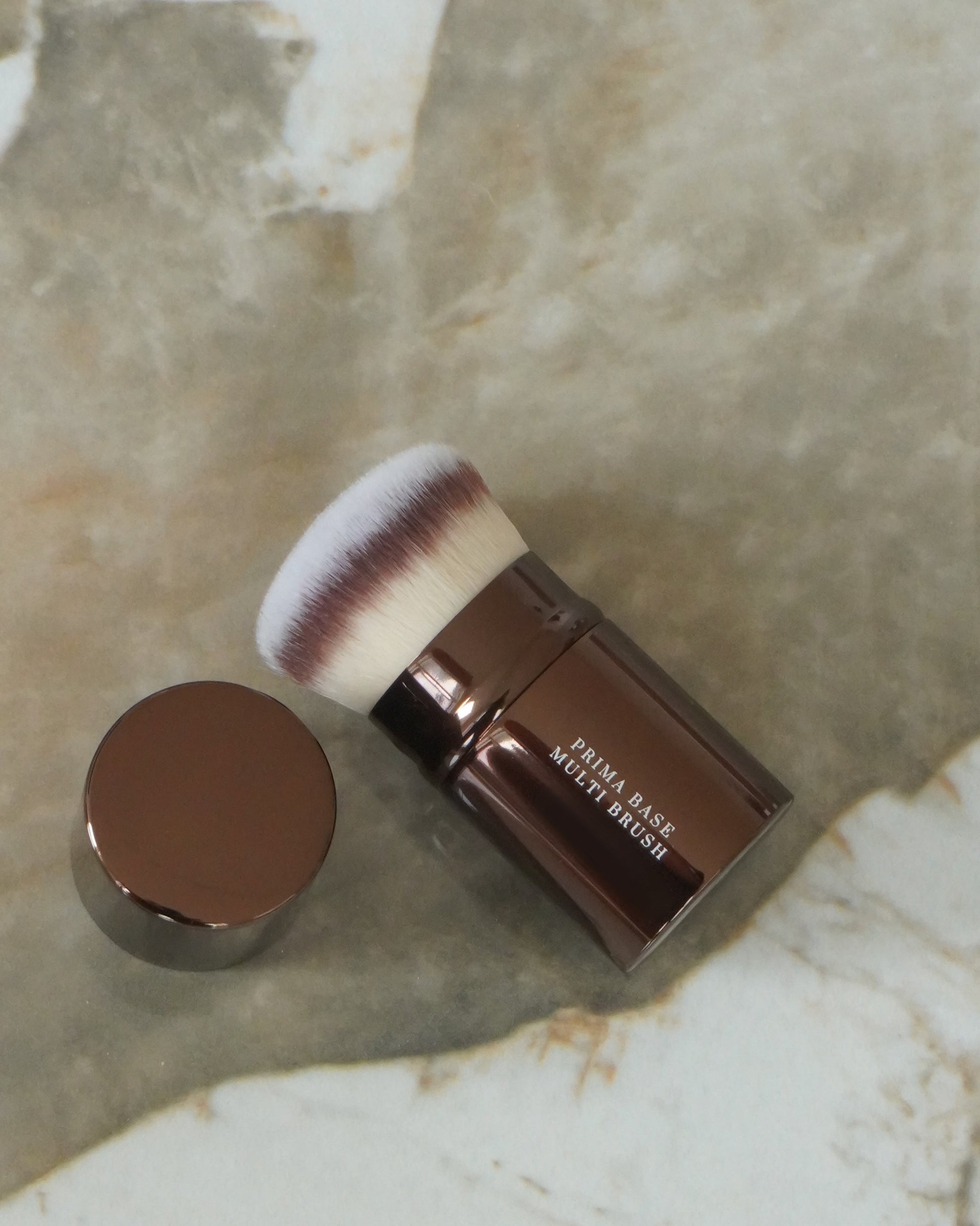 Touché Salli Prima Base Multi Brush, en udtrækkelig kabuki-børste med tætpakkede syntetiske hår til foundation, blush og contour.