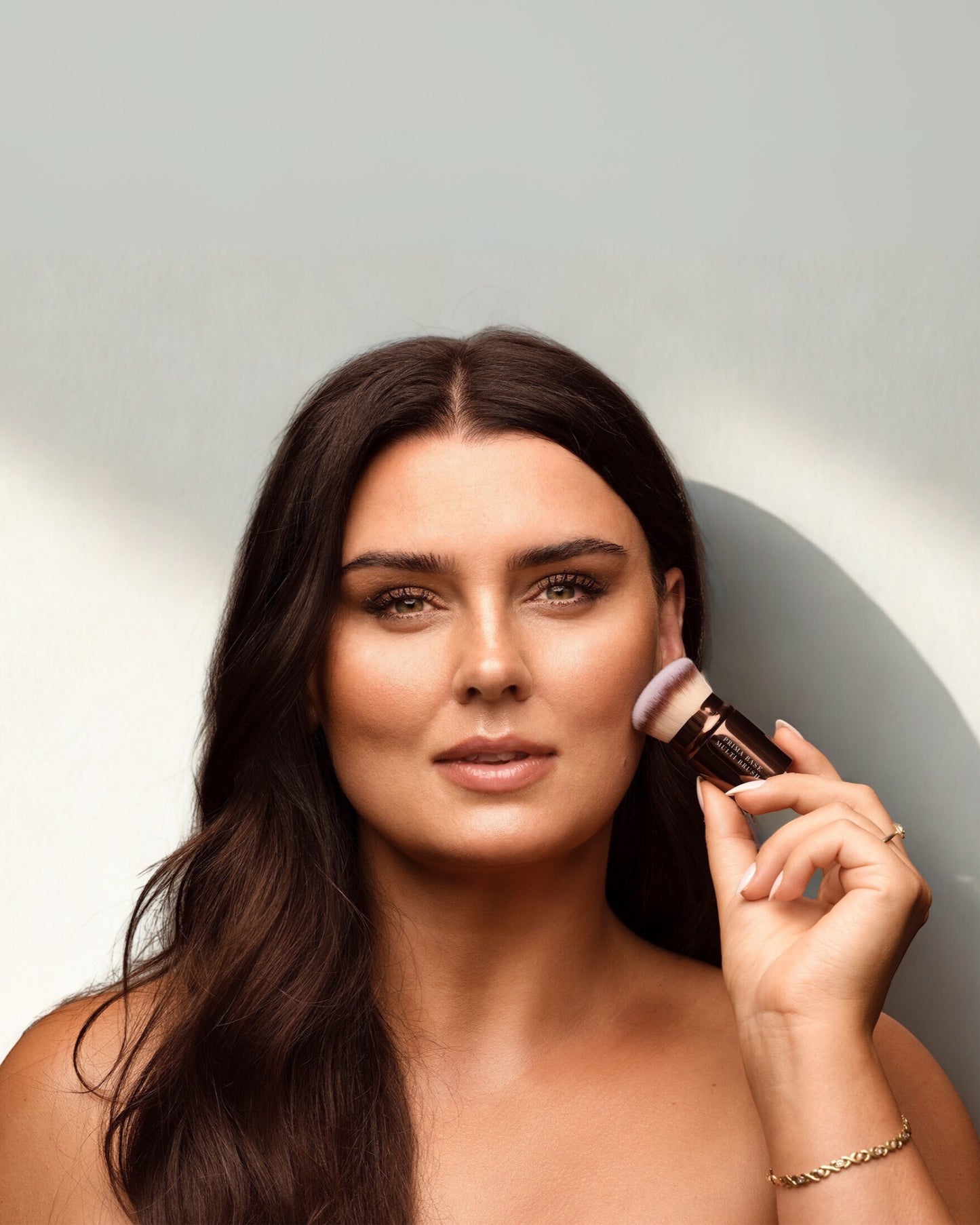 Touché Salli Prima Base Multi Brush, en udtrækkelig kabuki-børste med tætpakkede, syntetiske hår til foundation, bronzer og blush.